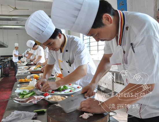 厨师,参加一个月的培训后,分别掌握了蔬菜雕刻,热菜炒制,冷菜制作等高