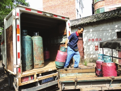 扛着煤气罐走千家