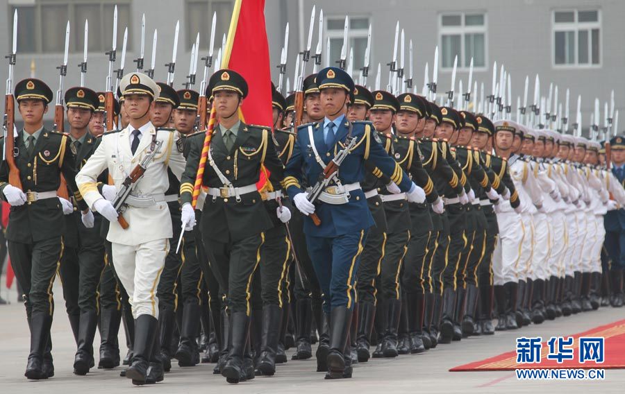 英姿颯爽!百餘名中外記者走進解放軍三軍儀仗隊