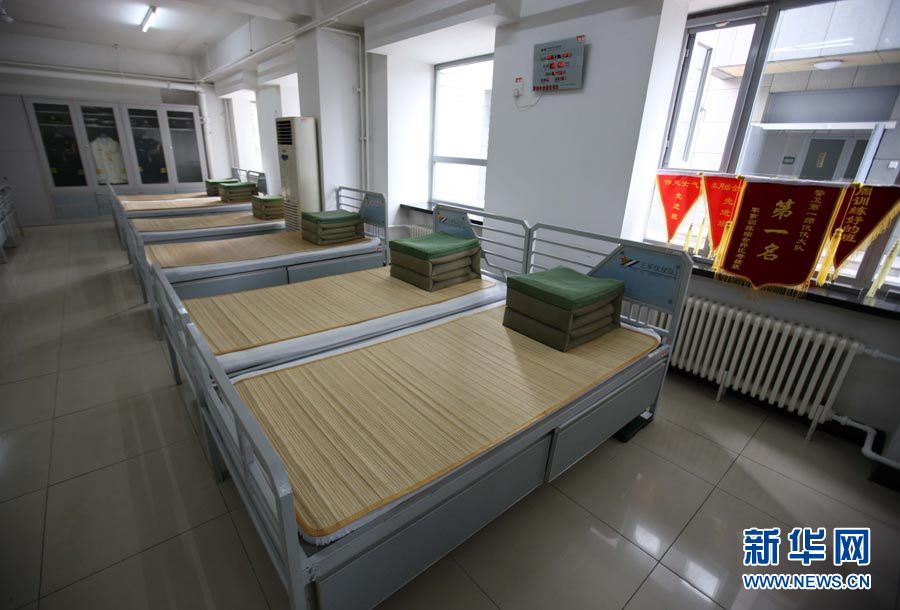 英姿飒爽!百余名中外记者走进解放军三军仪仗队