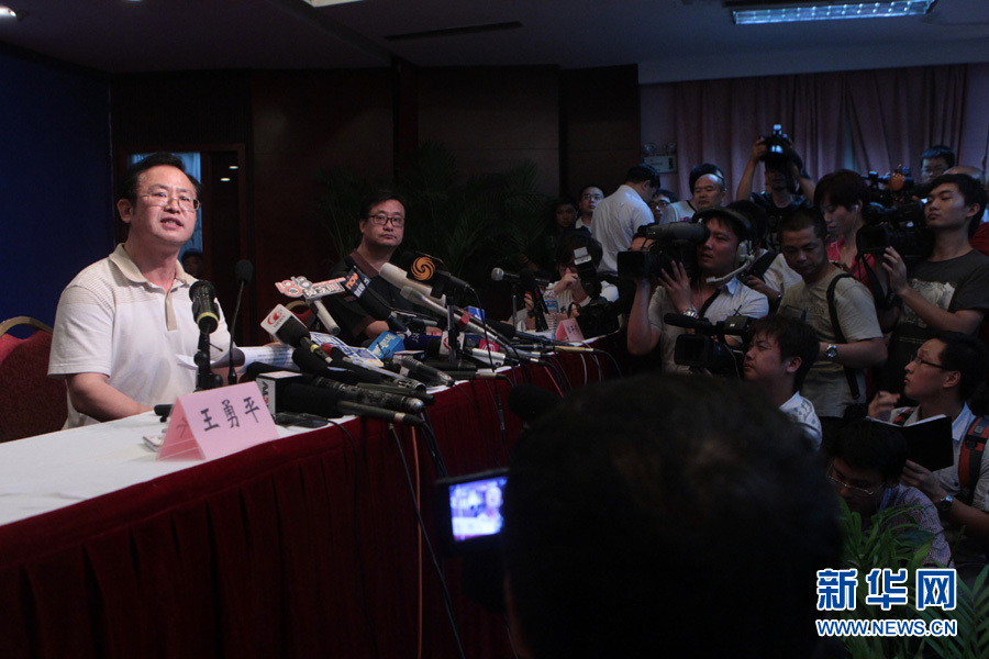 7月24日,铁道部新闻发言人王勇平在介绍情况.