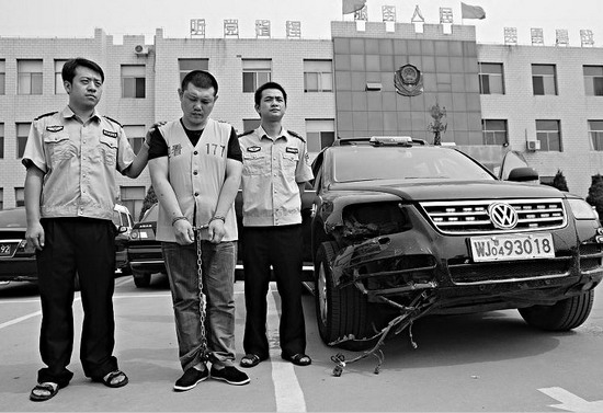 疯狂一幕太原假军车闹市袭警撞人撞车图