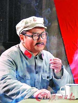 通道县副县长杨少波在电影《通道转兵》中扮演任弼时(广州日报资料图)