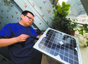 安装了多块自制太阳能板,家里照明全用上太阳能
