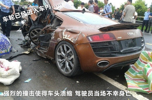 瞬间毁掉250万 奥迪r8超级跑车惨烈车祸