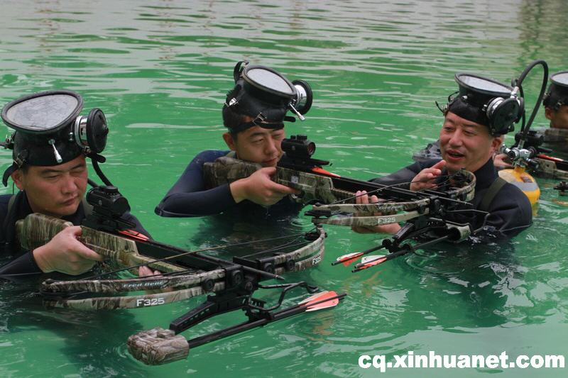 教员苏杰纠正队员弓弩射击动作.