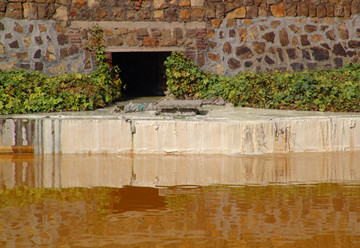 孝妇河沿岸的企业都"搭车"向河中排污,图为一家企业正在向孝妇河中