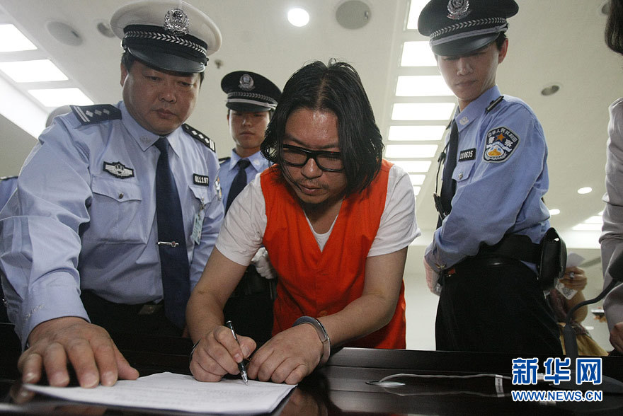 高晓松凌晨刑满释放娇妻迎接飙车时速160码