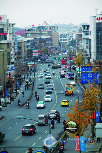 汽车时代来临 长兴城区道路上下班高峰期何时能畅通