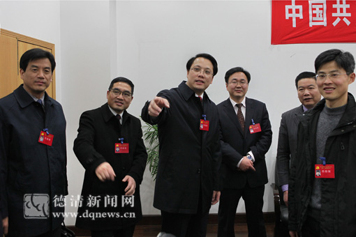 张晓强在看望县第十三次党代会代表时希望