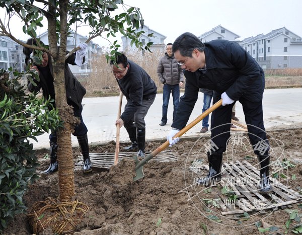 阮建尧参加义务植树活动