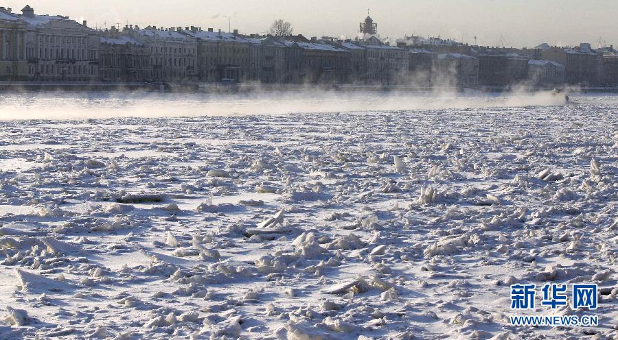 1月31日,在俄罗斯圣彼得堡,一艘碎冰船在冰冻的涅瓦河上行驶.