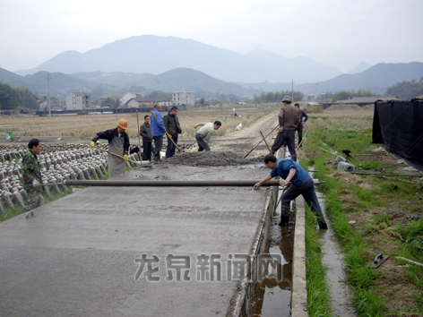 独田粮食生产功能区块正在浇筑机耕路