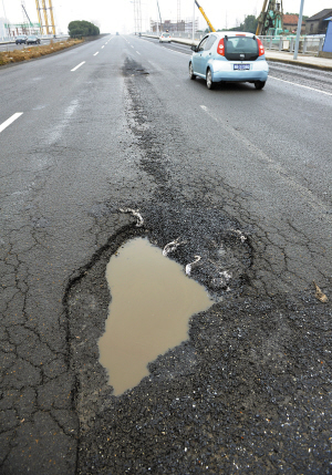 为啥宁波的路一下雨就"坑"人?与施工存瑕疵有关