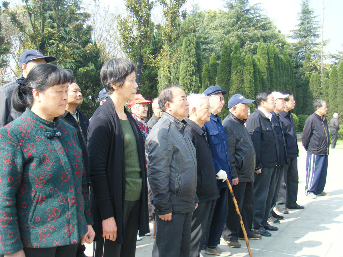 新四军老战士为革命先烈扫墓