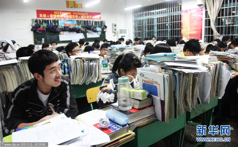 直击高考：高三学生最后一晚自习-嵊州新闻网