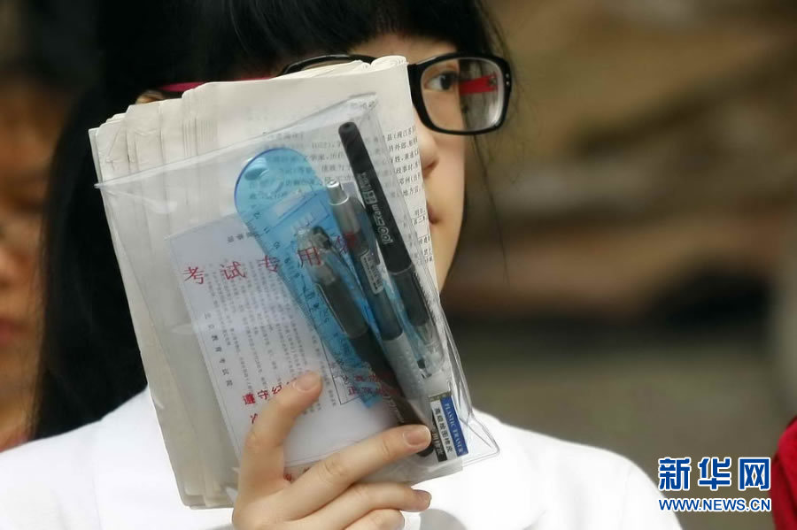 高考第一天实拍高考考场外考生临阵磨枪