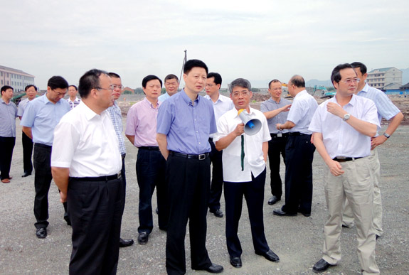 狠抓项目促发展