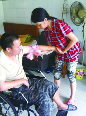 妻子不离不弃照顾瘫痪丈夫18年