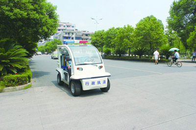 8月30日上午,区城管行政执法分局新购置的3辆执法电瓶车正式投入使用.