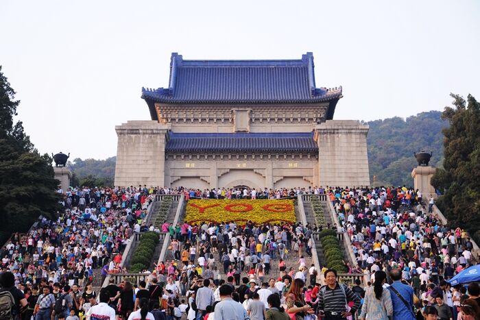 盛况空前21万游客挤爆南京中山陵