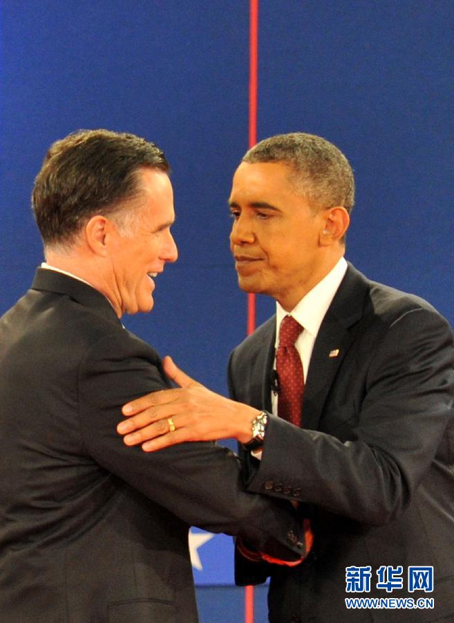 奥巴马罗姆尼在辩论结束后相互致意