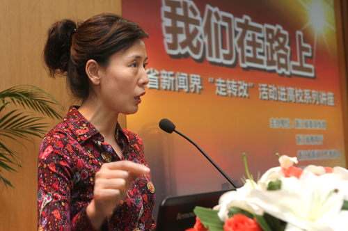 浙江广电集团浙江卫视记者张宏(摄影卢绍庆)都市快报记者张姝