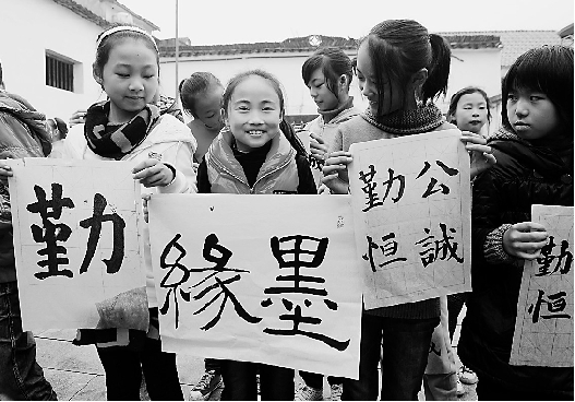 诸暨斯民小学孩子们在昨天的活动中展示书法作品.胡元勇摄