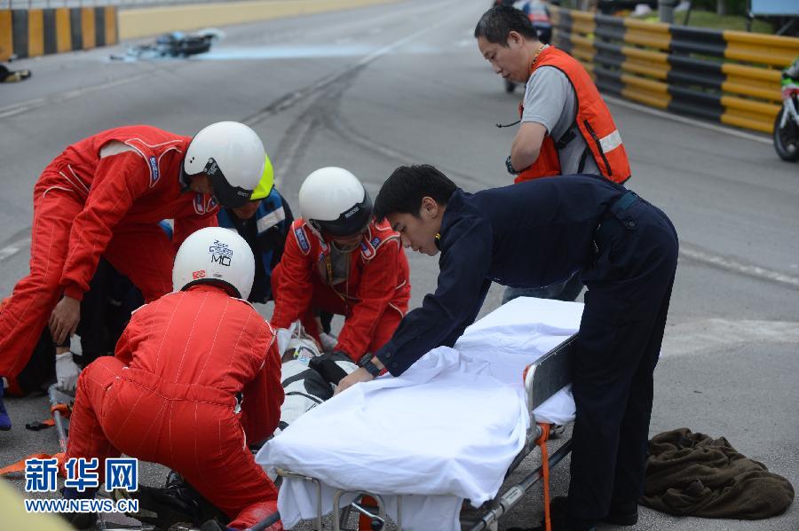 澳门格兰披治大赛车:葡萄牙选手撞车身亡