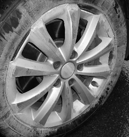 高速上跑得正欢轮毂突然碎了 幸亏没发生事故