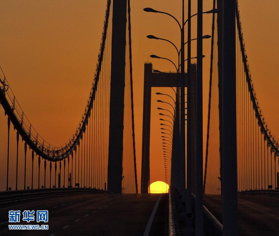 泰州長江公路大橋及其接線連接江蘇省泰州市,常州市和揚中市,全長約62