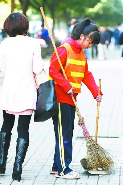 扫大街图片学生单人图片