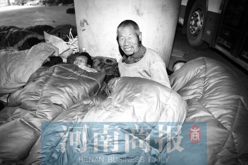 桥洞底下盖小被儿图片