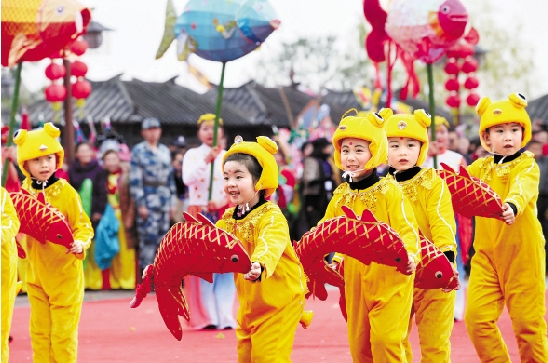 12月15日,宁波镇海区举行冬至民俗文化大展演,表演了高跷马灯,渔乡