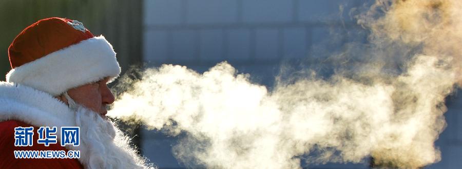 12月20日,在乌克兰首都基辅,一名男子在寒冷的户外呼出氤氲哈气.