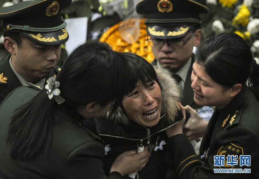 英雄一路走好 杭州萧山民众悼念牺牲消防官兵