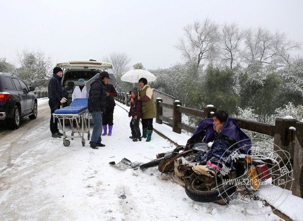 雪地路滑 出行需小心