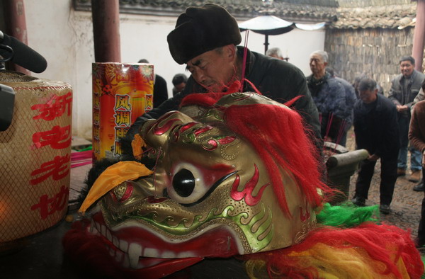 "醒来"的狮子要敲锣打鼓舞起来,在乡间游走,利用狮神