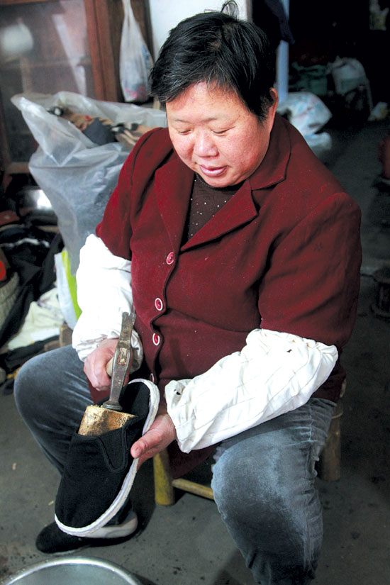 这样一双完整的手工布鞋即全部制作完成.