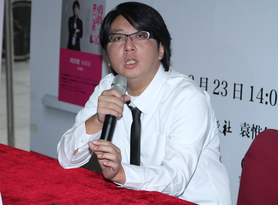 袁惟仁签售新书陈楚生惊喜现身 赞成音乐下载收费