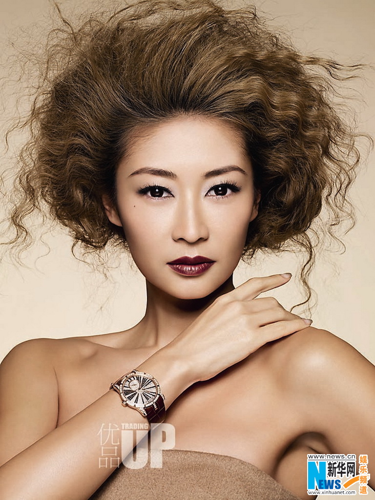 梁静时尚大片红唇爆炸头独特率真气质显潇洒大气