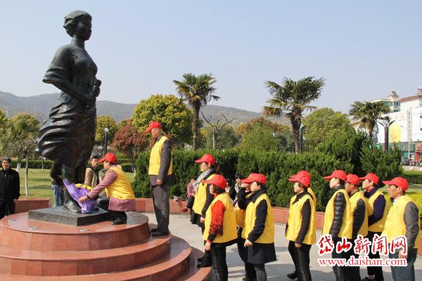 2日,县阳光敬老义工队成员先后来到金维映故居及文化广场金维映雕像前