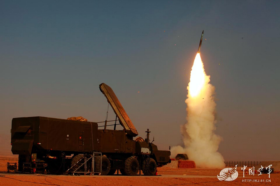 中国空军导弹部队开展大规模实弹演习