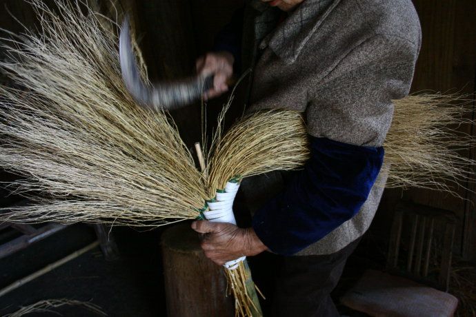 老手艺--扎扫帚