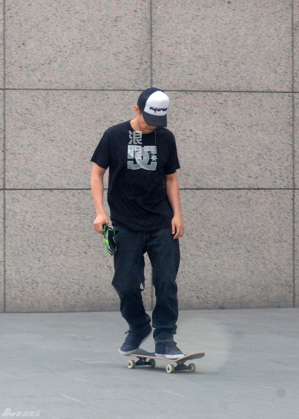 组图:夏雨驾车外出玩滑板 腾空翻板尽显专业范