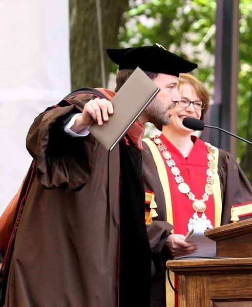 布朗大学毕业典礼图片