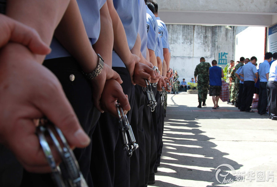 安全转移至距离城区10公里外的新所,330名武警,公安干警全副武装押解