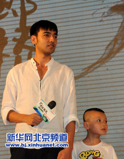 图为主演郭鹏(左)和小演员陈俊舟在首映式上.