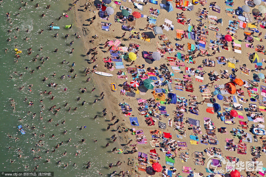 高温"烤验"全球多地 各国海滩人满为患