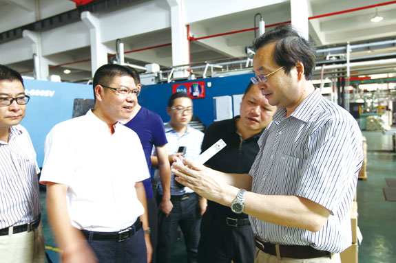 陈伟义调研模具企业